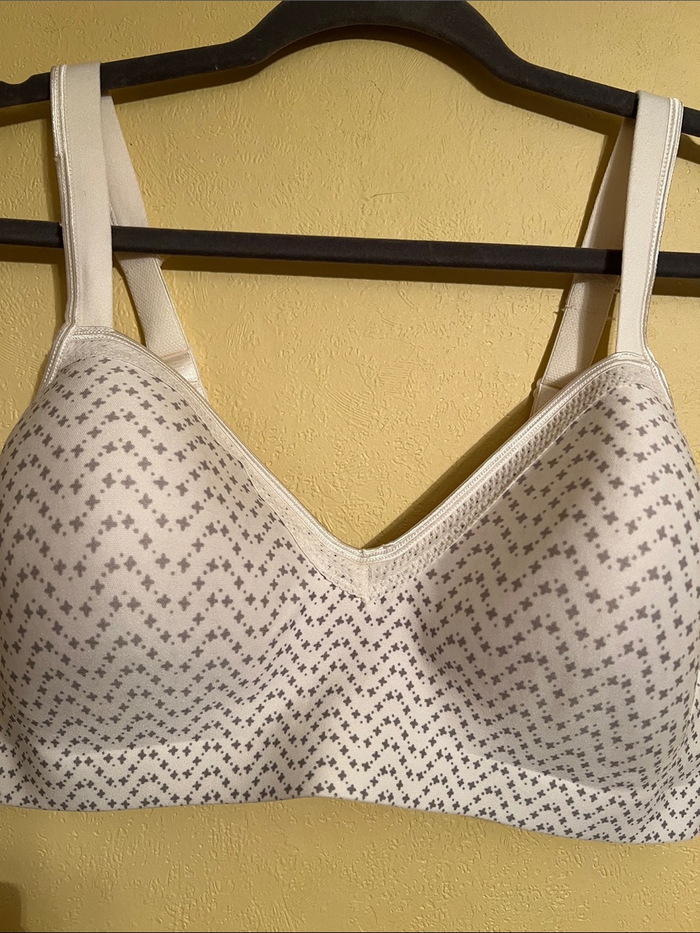 Hanes Cream Bra with Gray Geometric Print wireless
